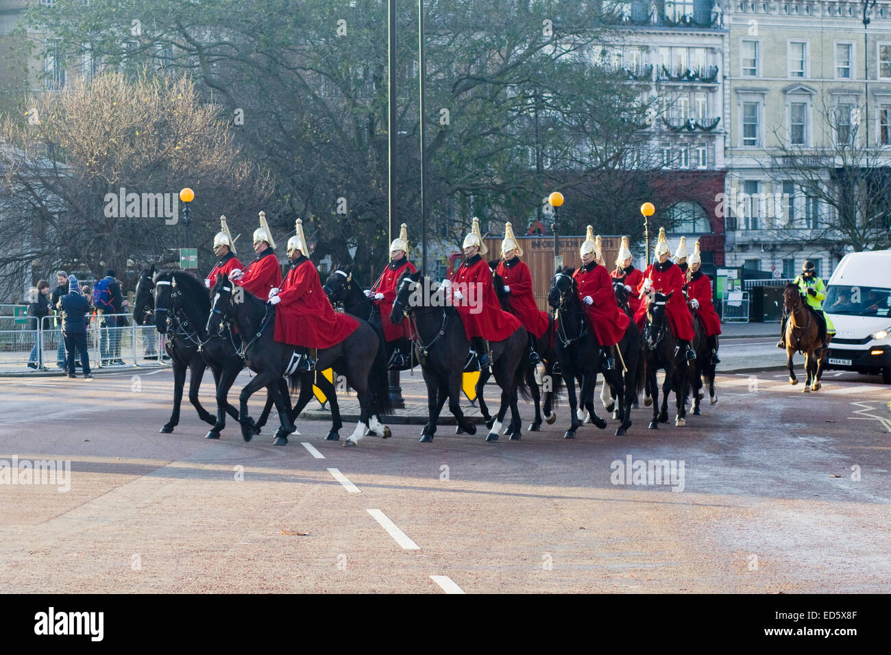 Horseguards Reiten vom Hyde Park entfernt, Horseguards Parade für die Wachablösung London Stockfoto
