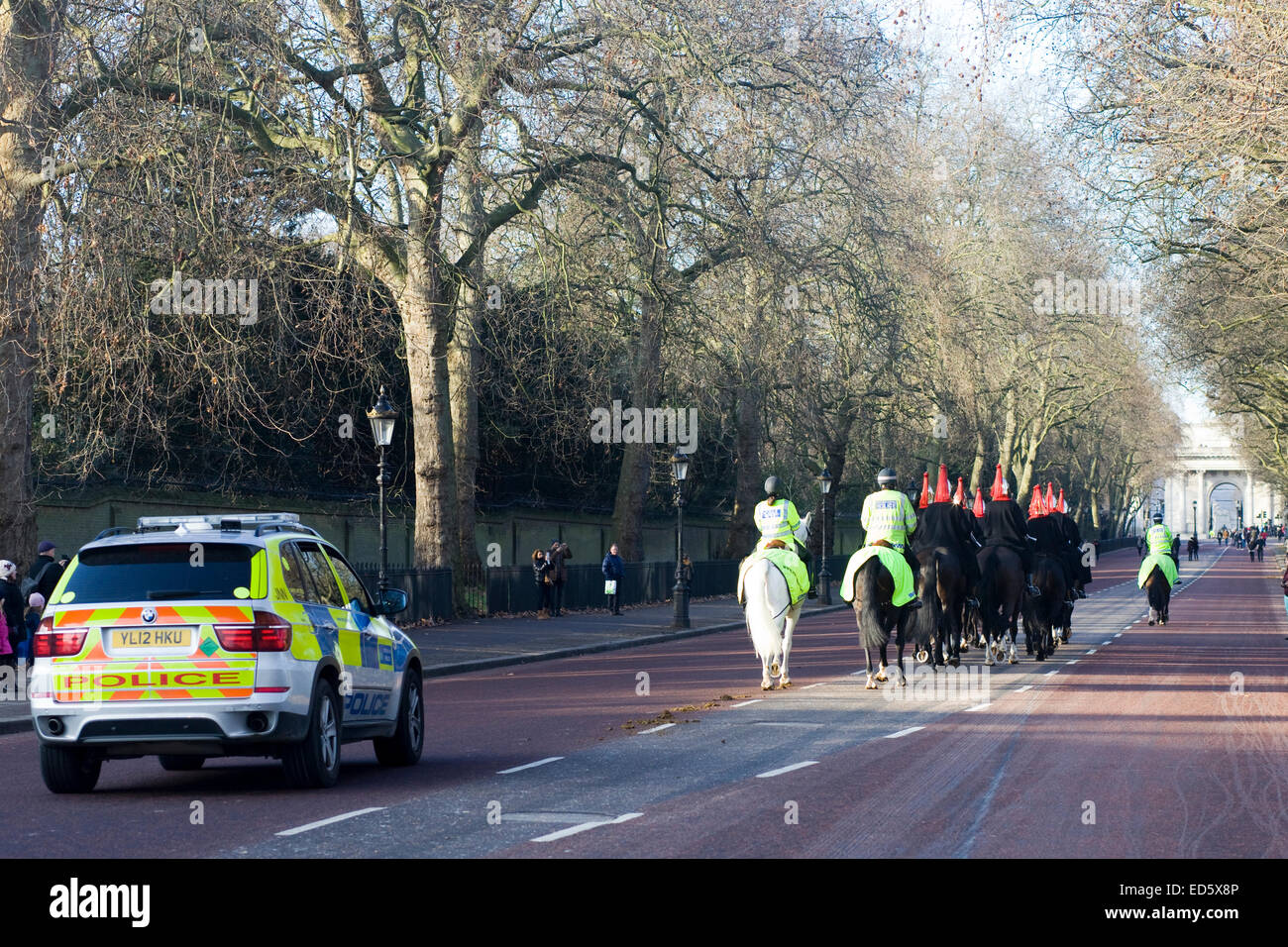 Polizei-Fahrzeug nach Queens Horseguards durch Schutz gegen den Terrorismus auf den Straßen von London England Stockfoto