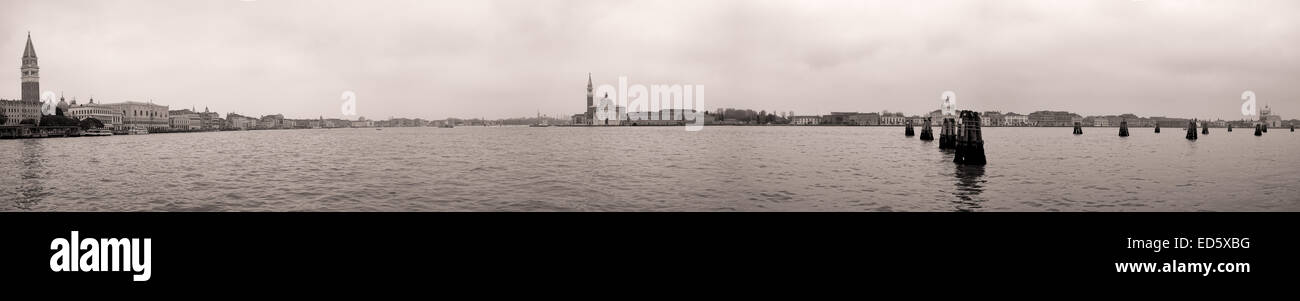 Venedig, Blick auf Lagune mit Saint Mark Campanile (Glockenturm) und St. Giorgio Maggiore Kathedrale, Italien Stockfoto