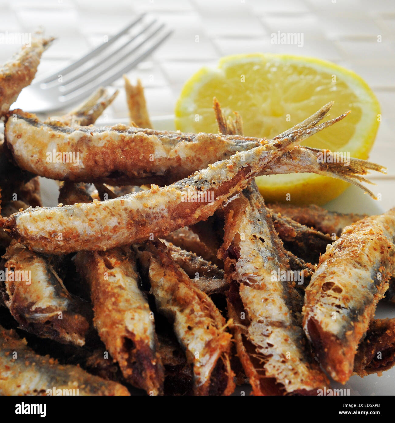 eine Platte mit einigen spanischen Boquerones Fritos, gebratene Sardellen typisch in Spanien, serviert als tapas Stockfoto