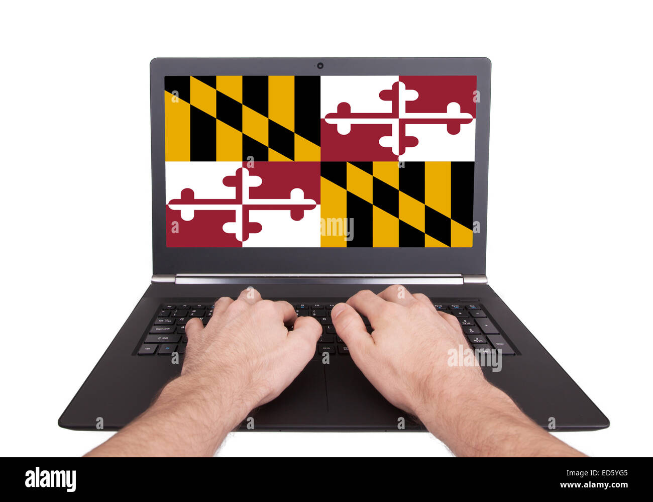 Hände auf Laptop zeigt auf dem Bildschirm die Flagge von Maryland Stockfoto