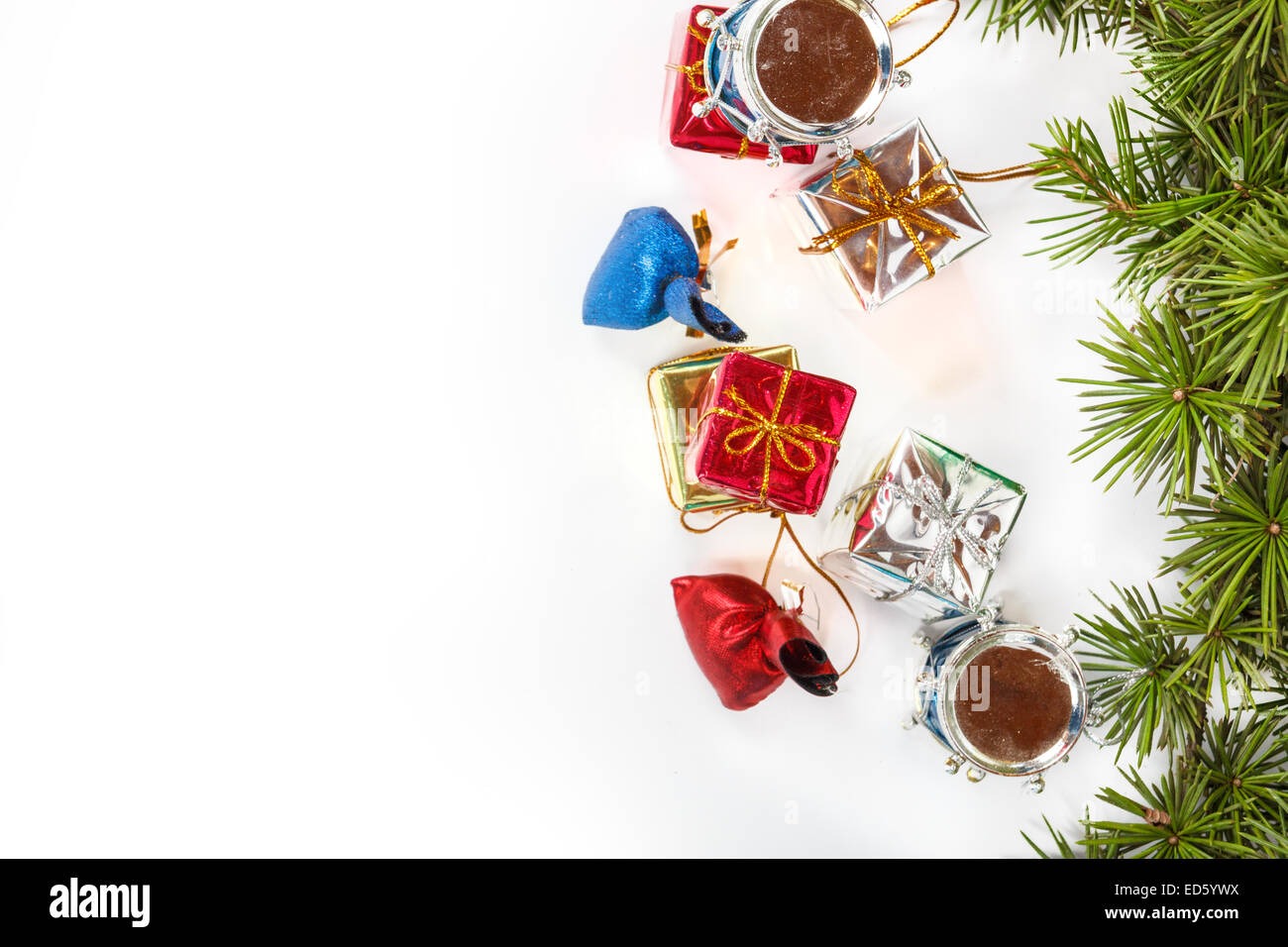 Weihnachts-Dekoration mit grünen Kiefern oder Tannen und viele Geschenke für den Weihnachtsbaum. Feiertagsdekorationen isoliert auf weißem Hintergrund. Stockfoto