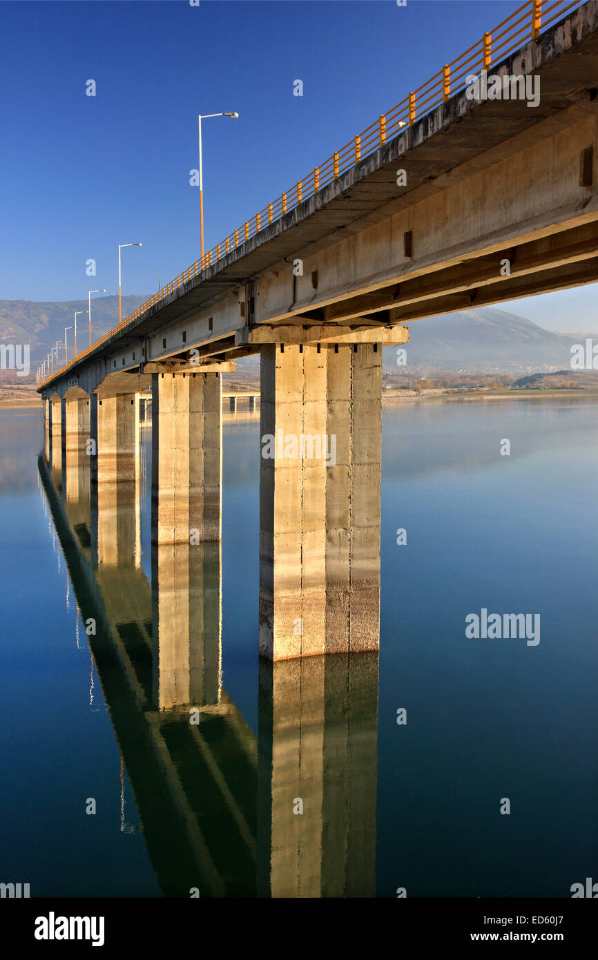 Die High Brucke Von Servia 1372 Meter Lang Und See Polyfytos Kozani Mazedonien Griechenland Stockfotografie Alamy