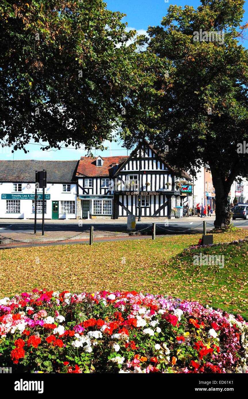 Blumenbeet mit Ye Olde Red Horse Pub nach hinten, Evesham, Worcestershire, England, Vereinigtes Königreich, West-Europa. Stockfoto