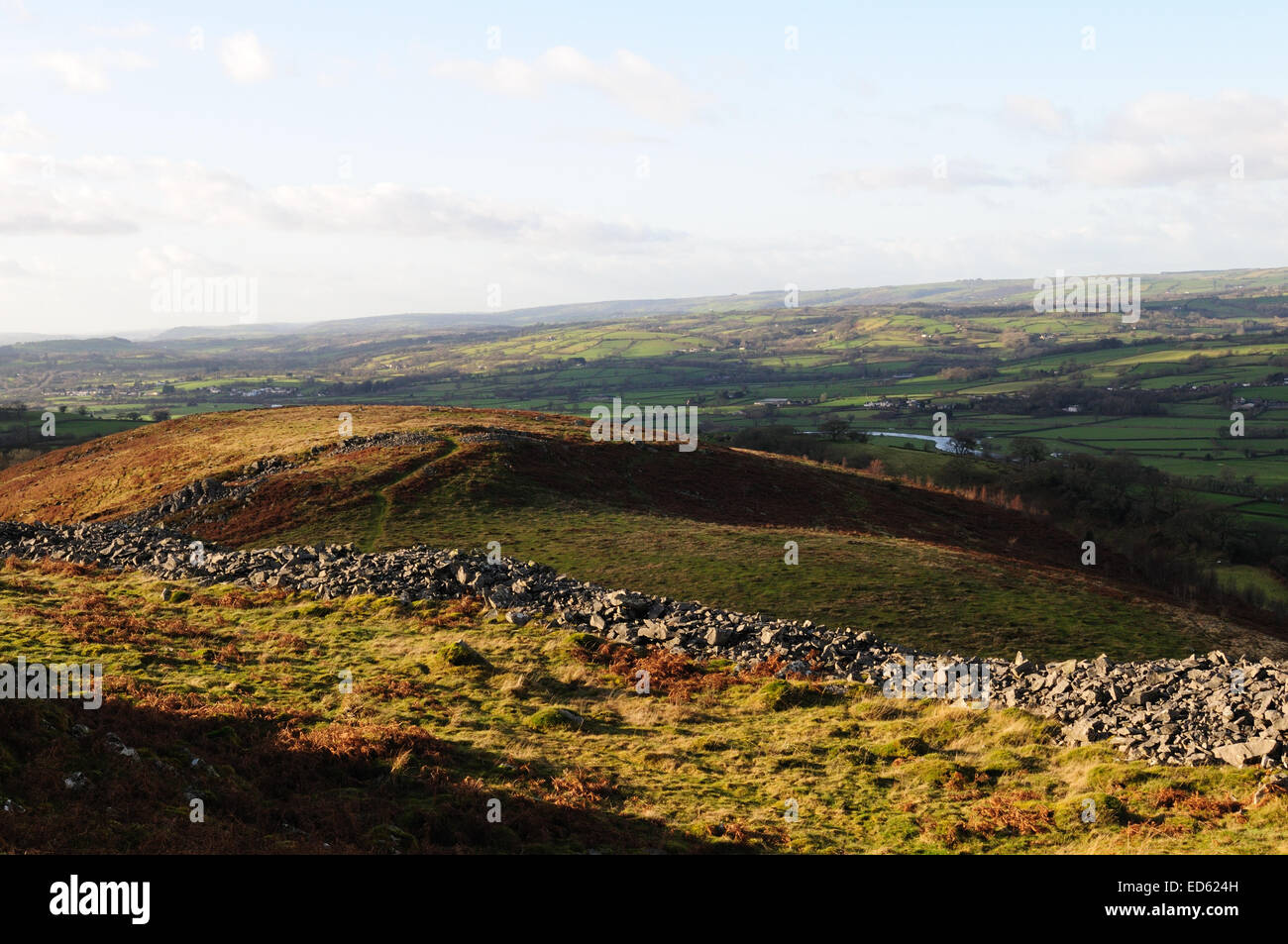 Lichtstrahlen fallen auf der steinernen Stadtmauer von Y Garn Fach Garn Goch Eisenzeit Burgberg Llandeilo Carmarthenshire Wales Stockfoto