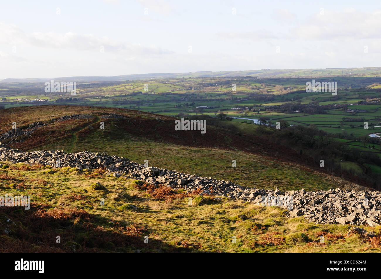 Lichtstrahlen fallen auf der steinernen Stadtmauer von Y Garn Fach Garn Goch Eisenzeit Burgberg Llandeilo Carmarthenshire Wales Stockfoto