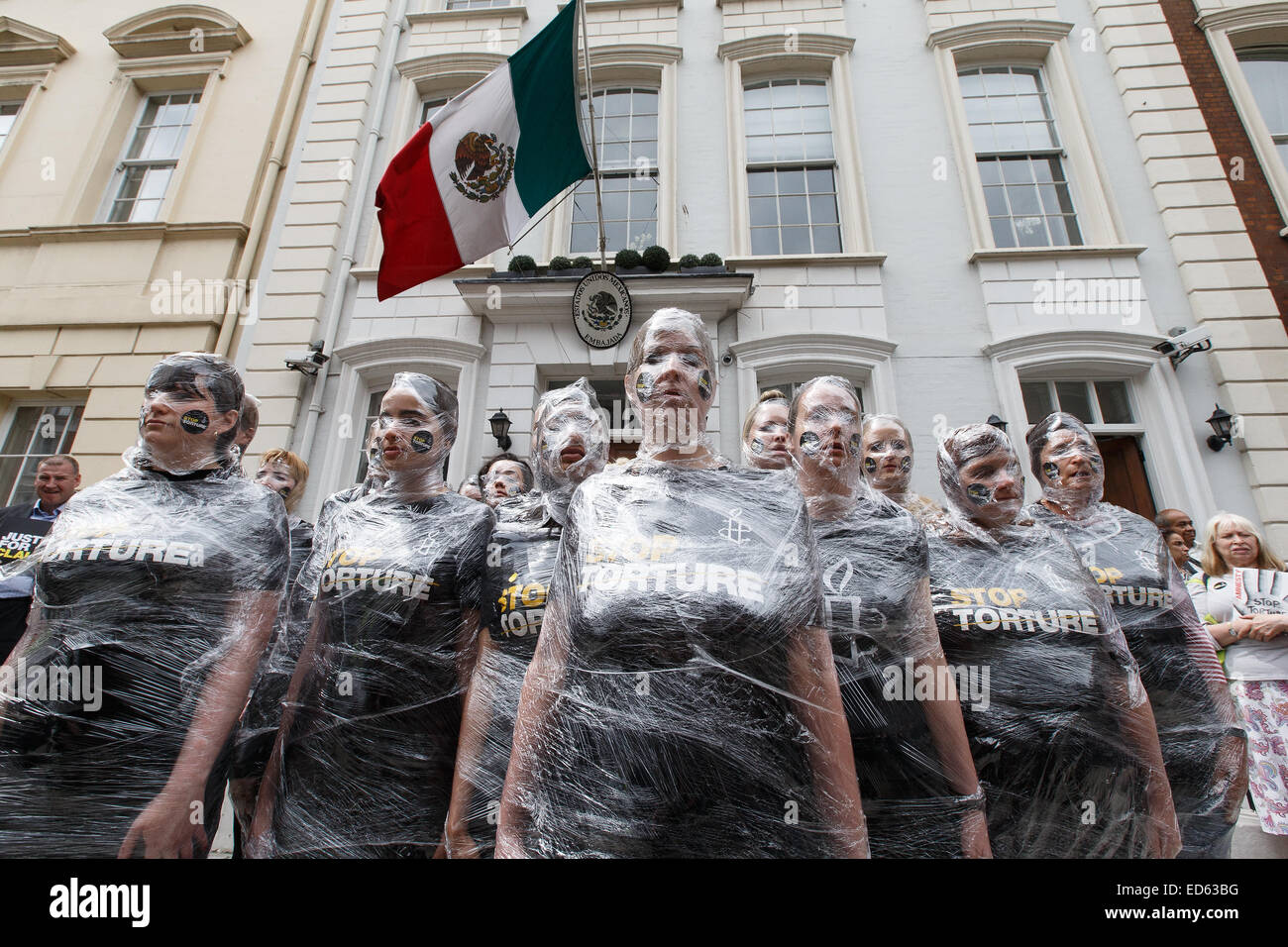 Amnesty International inszeniert einen Protest gegen Folter in Mexiko. Demonstranten selbst eingewickelt in Frischhaltefolie vor der mexikanischen Botschaft in London die Behandlung von Claudia Medina Tamariz, hervorheben von Marines dann geschlagen, ein Marinestützpunkt teilgenommen, Stockfoto