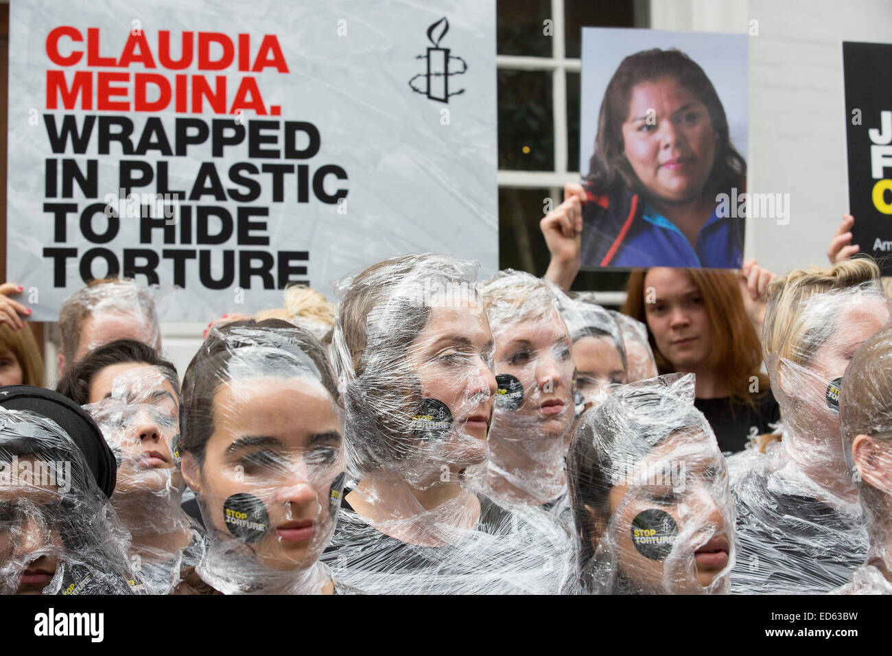 Amnesty International inszeniert einen Protest gegen Folter in Mexiko. Demonstranten selbst eingewickelt in Frischhaltefolie vor der mexikanischen Botschaft in London die Behandlung von Claudia Medina Tamariz, hervorheben von Marines dann geschlagen, ein Marinestützpunkt teilgenommen, Stockfoto