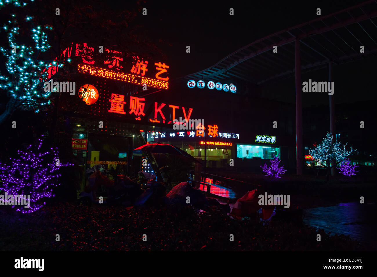 Hangzhou, China - 3. Dezember 2014: Bunte chinesische Neon Werbung. Nacht-Straßenansicht Stockfoto