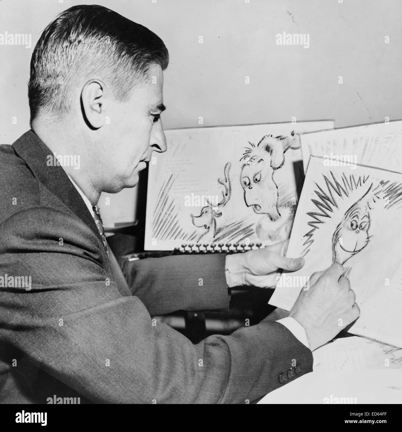Dr. Seuss (Ted Geisel) bei der Arbeit auf einer Zeichnung von einem Grinch für "How the Grinch Stole Christmas," 1957 Stockfoto