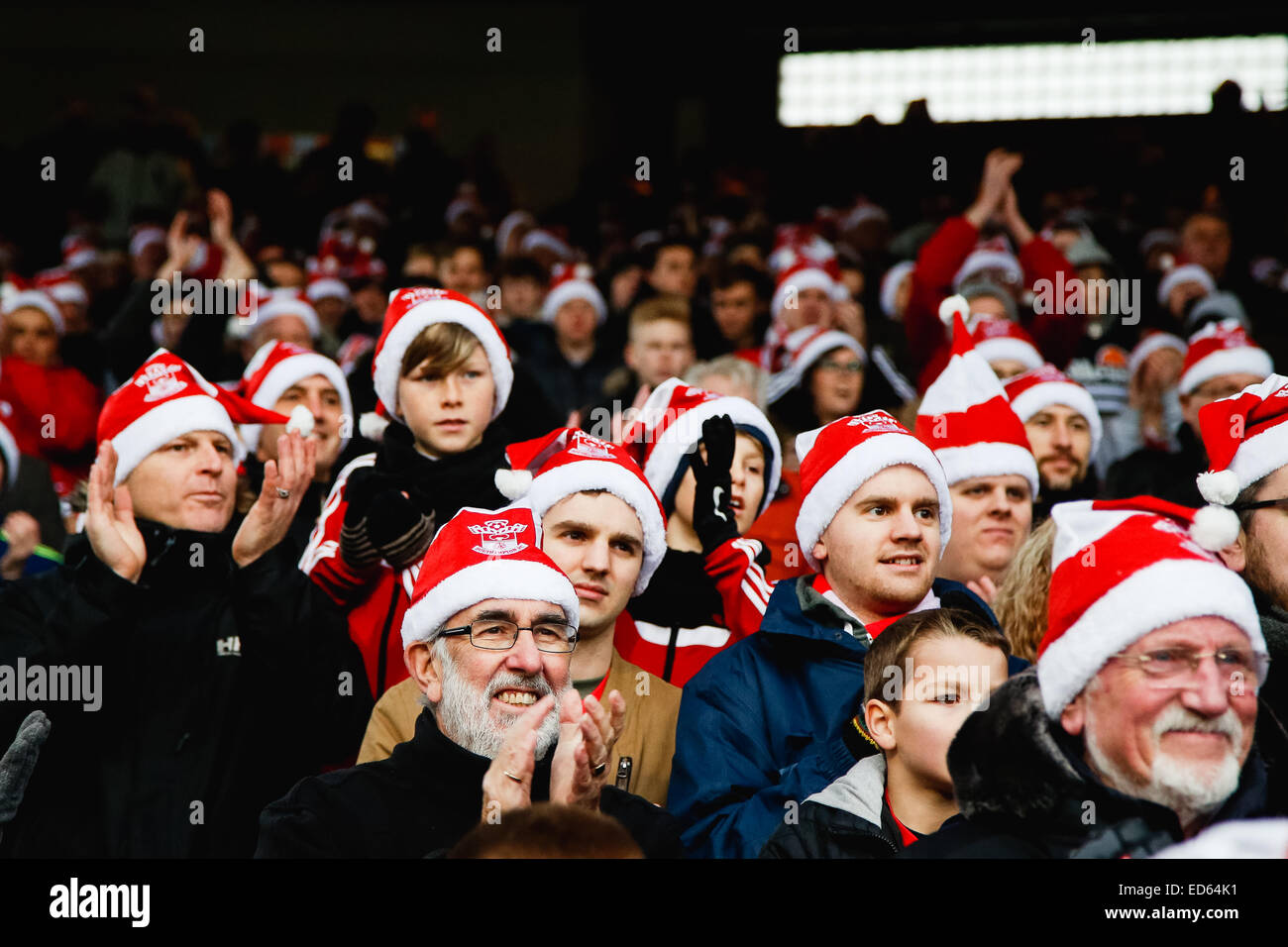 Selhurst Park, London. 26. Dezember 2014. Southampton-fans, 26. Dezember 2014 - Fußball: Southampton-Fans tragen Weihnachtsmütze während der Barclays Premier League match zwischen Crystal Palace und Southampton im Selhurst Park, London. (UK,) © AFLO/Alamy Live-Nachrichten Stockfoto