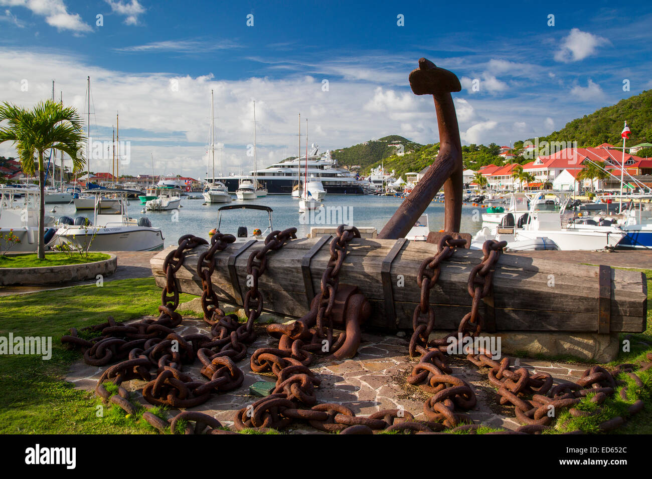Geborgenen alten Anker auf dem Display an der Marina, Gustavia, St Barth, Französische Antillen Stockfoto