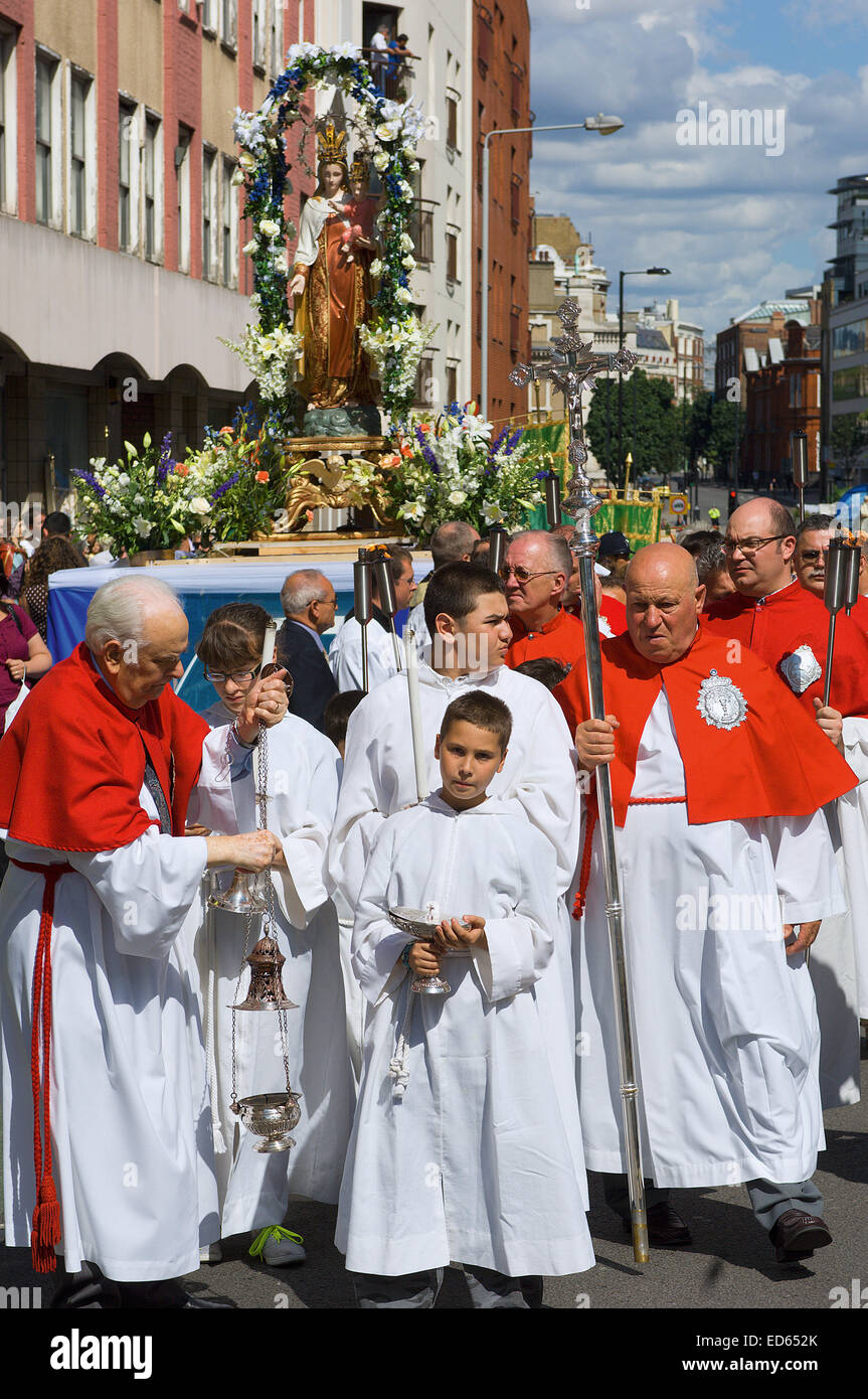 Priester und Ministranten machen Sie sich bereit, die Statue der Muttergottes vom Berge Karmel in der Prozession von der italienischen Kirche zu begleiten. Stockfoto
