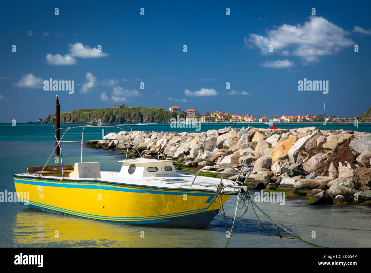 Boot am Strand entlang in Philipsburg, Sint Maarten, West Indies gefesselt Stockfoto