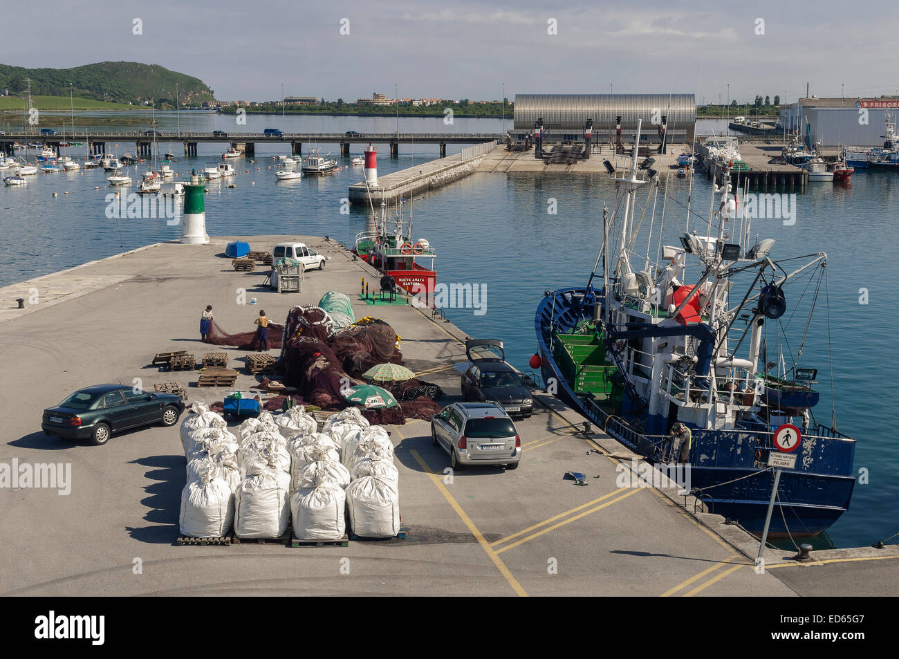 Fischerei Hafen Santoña, Kantabrien, Spanien, Frauen, die Fischernetze zu reparieren Stockfoto