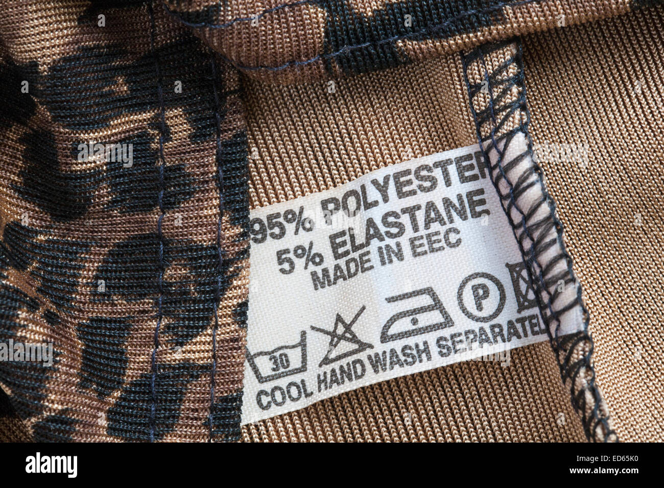 65 % Polyester 5 % Elastan made in EEC Beschriftung im Kleidungsstück Stockfoto