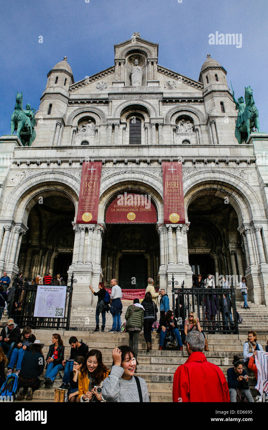 Basilika Sacre Coeur Kirche Eingang belebte Touristen Stockfoto