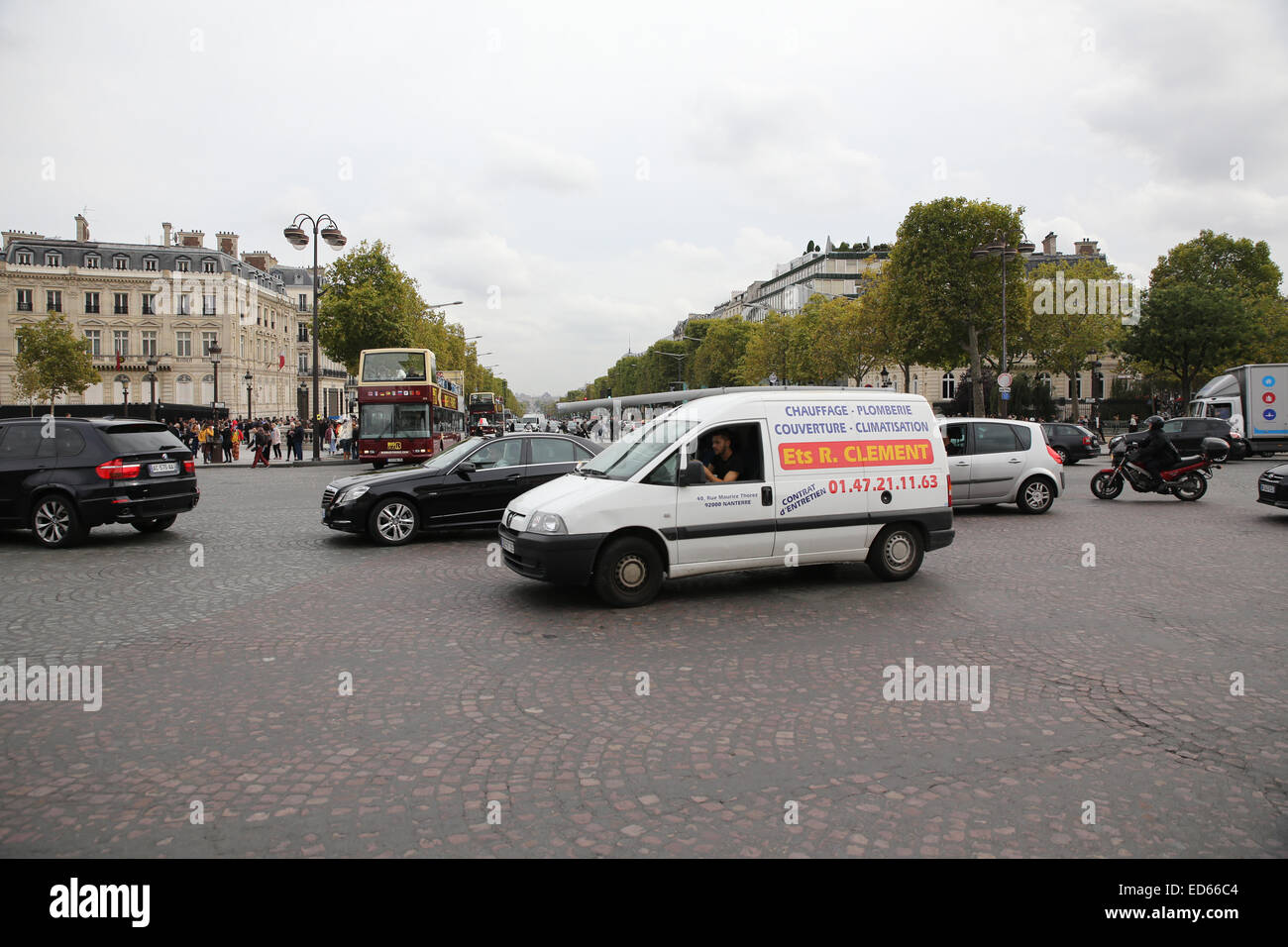 Auto Straßenverkehr außerhalb von Arch of Triumph Paris Stockfoto