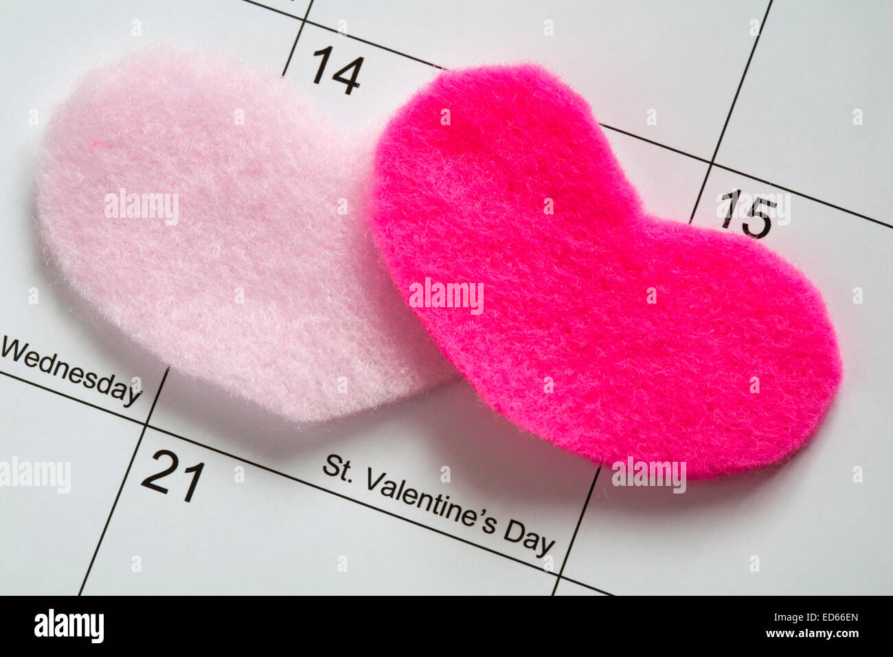 zwei Herzen kommen zusammen auf St. Valentines Day Kalender Stockfoto