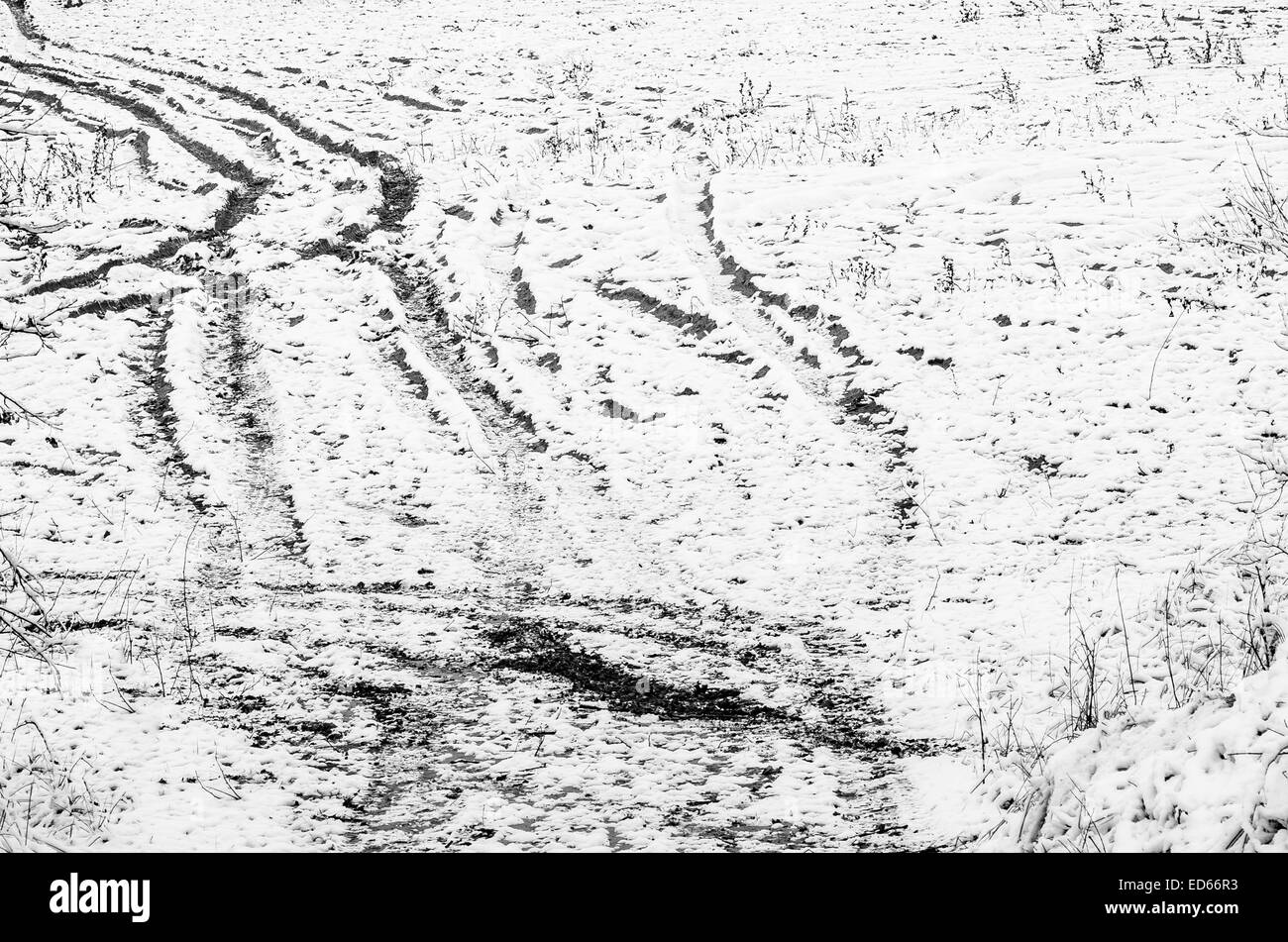 Reifenspuren auf Boden mit Schnee bedeckt Stockfoto