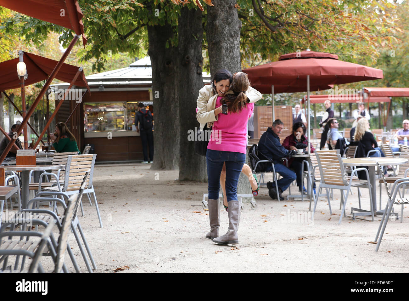 Glückliche Freunde umarmen öffentlichen Paris Stockfoto
