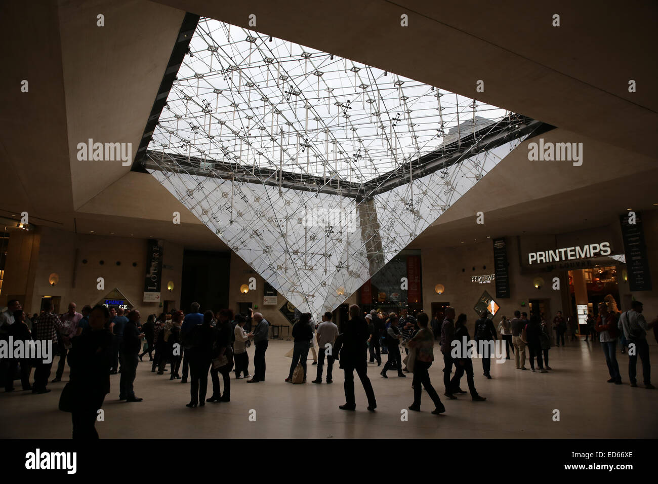 Die umgekehrte Pyramide-Louvre-Museum Stockfoto
