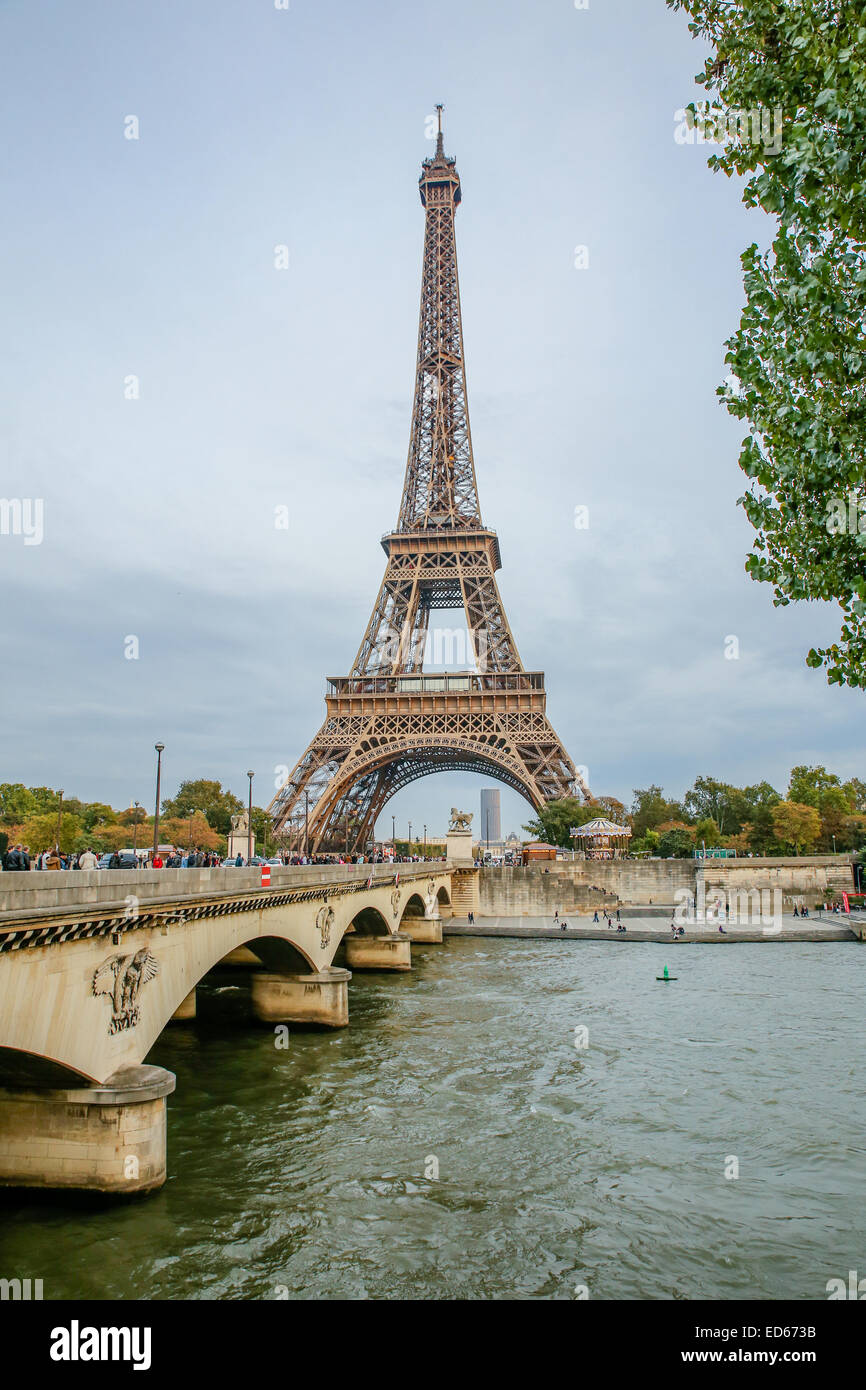 Wahrzeichen von Paris Eiffel Tower Brücke Fluss im freien Stockfoto