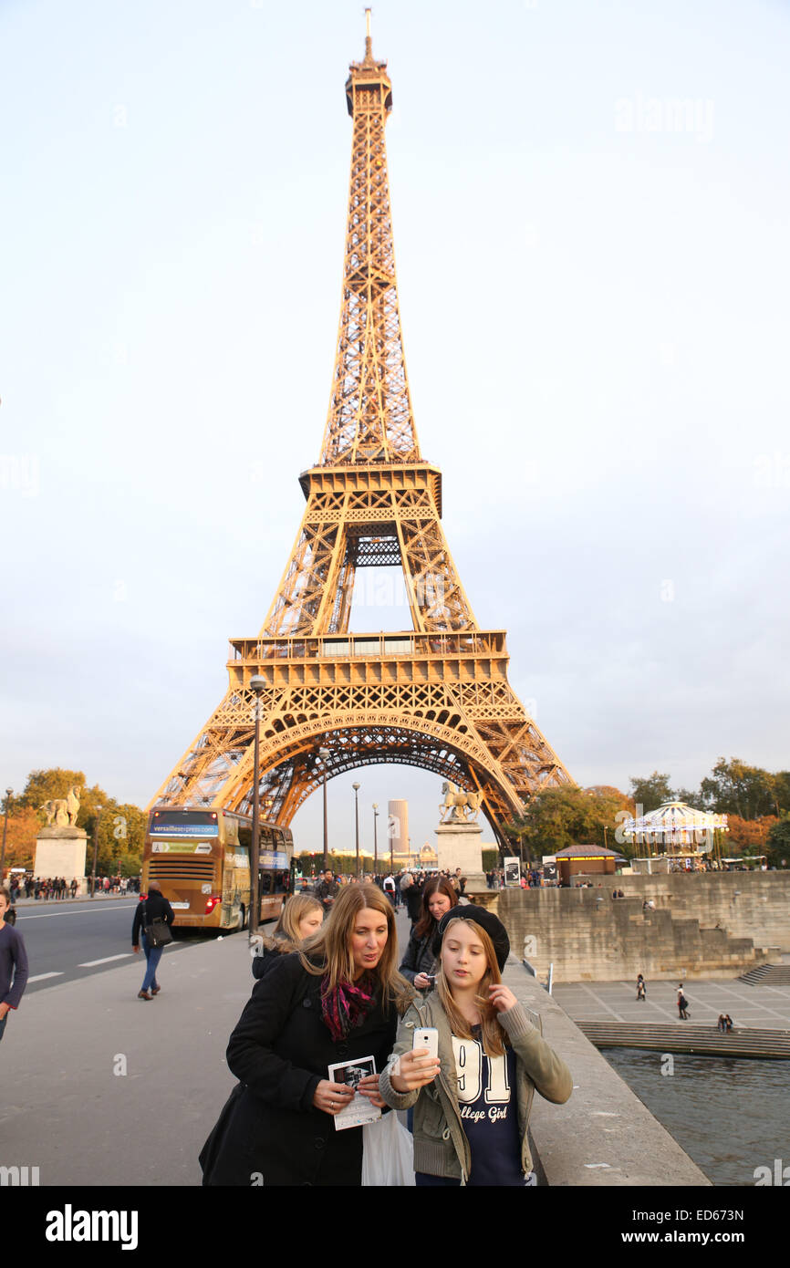 Mutter Tochter unter Bild Paris Eiffel Tower bridge Stockfoto