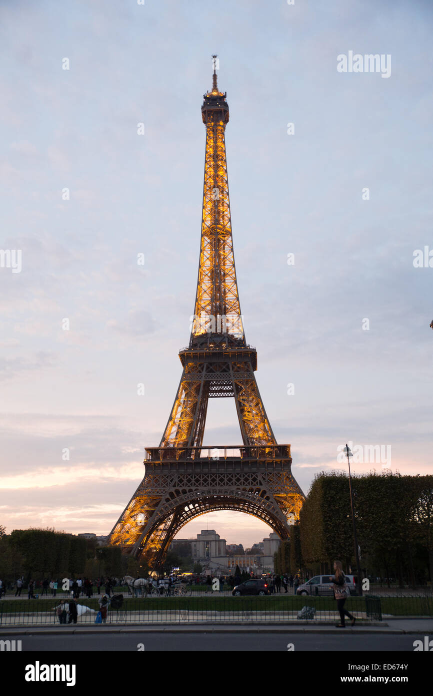 Paris Eiffelturm beleuchtet am Abend Stockfoto