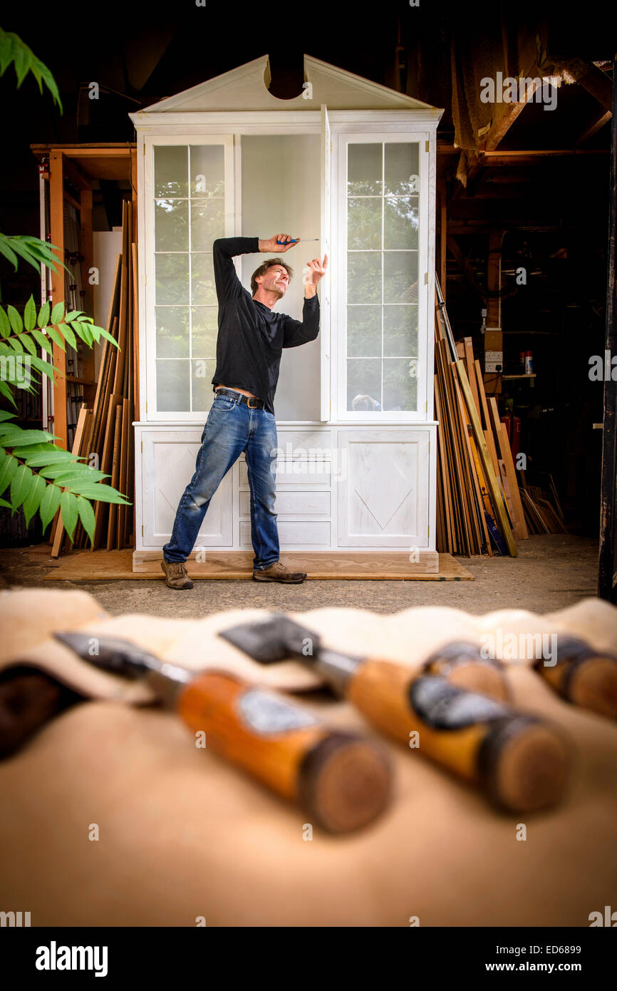 Zimmermann bei der Arbeit für Küche Designer Tim Jasper in ihrem Sussex-Studio in der Nähe von Chichester, UK. Stockfoto