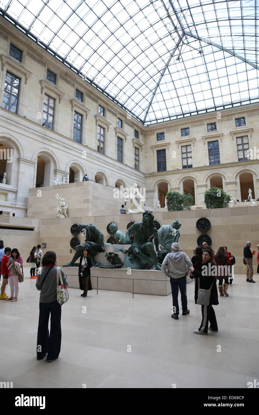 Touristen öffnen im Louvre Hof Luft Skulpturen Stockfoto
