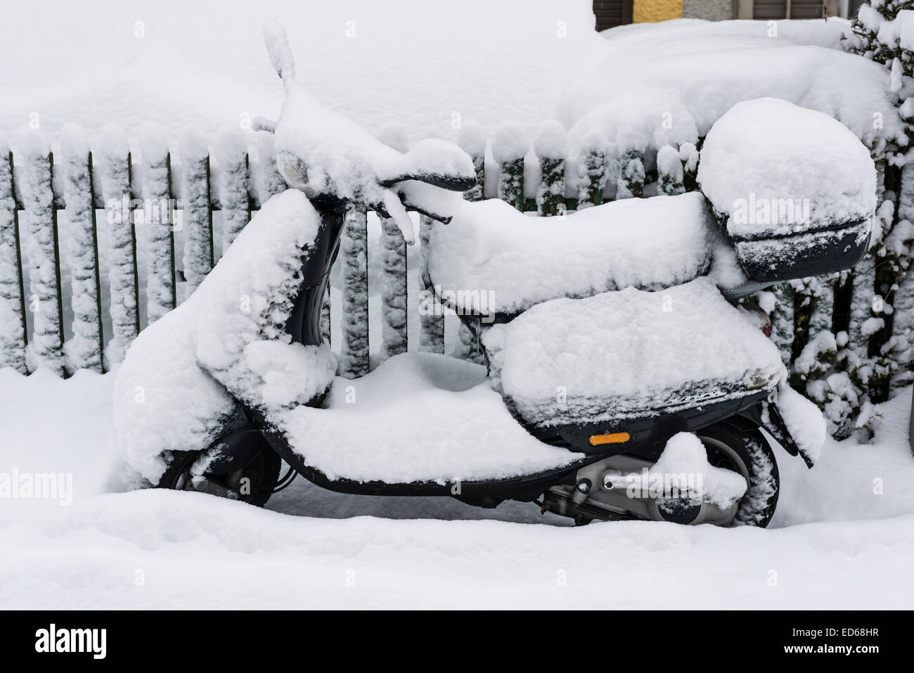 Zürich, Schweiz. 29. Dezember 2014. Eine schneebedeckte Vespa-Roller  parkten auf einer Straße in Zürich. Bildnachweis: Erik Tham/Alamy  Live-Nachrichten Stockfotografie - Alamy