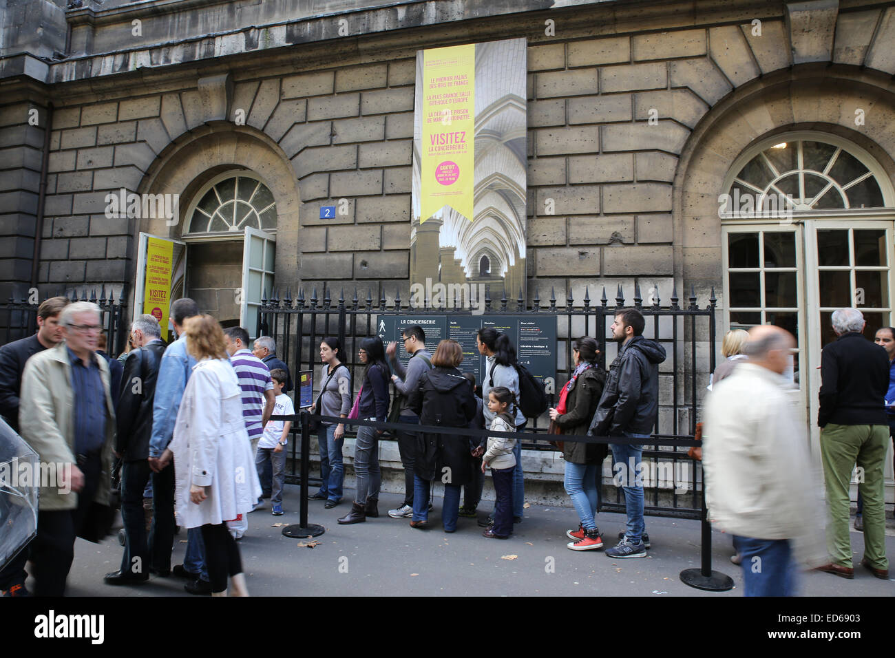 Tourist in der Schlange eintragen Museum Paris Stockfoto