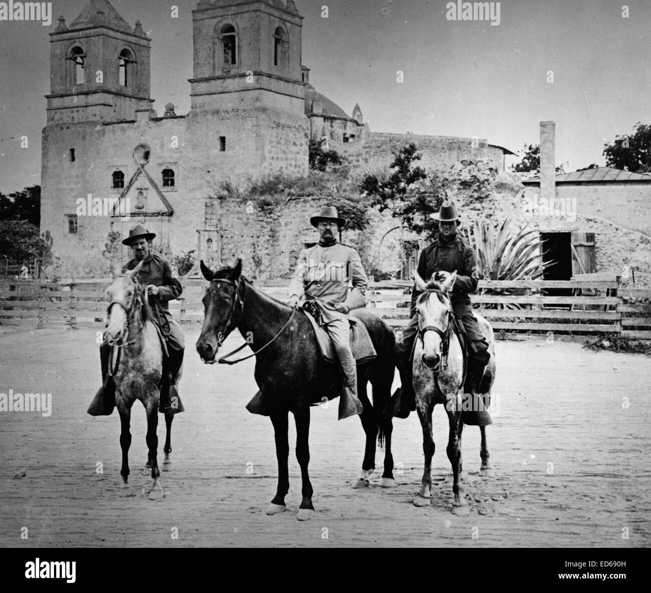 Theodore Roosevelt stellte auf dem Pferderücken, in Uniform, vor der Kirche San Antonio, Texas, während des Spanisch-Amerikanischen Krieges 1898 Stockfoto