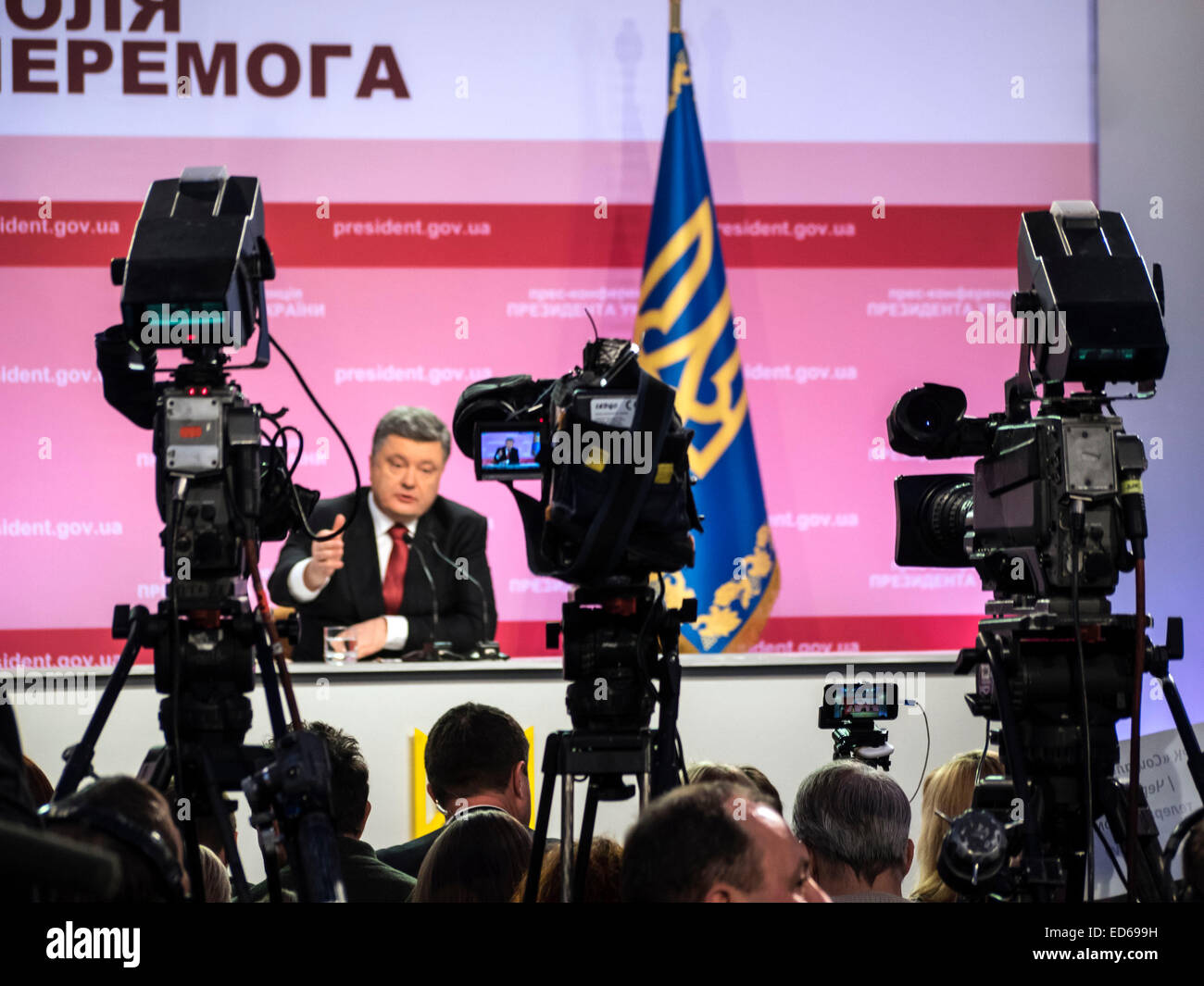Kiew, Ukraine. 29. Dezember 2014. Der ukrainische Präsident Poroshenko statt eine abschließende Pressekonferenz. Die Hauptfrage, Ukrainer einer Antwort wollen - ob zur Stabilisierung der Situation im Osten des Landes, und er erwartet, dass die ukrainische Wirtschaft. Bildnachweis: Igor Golovnov/Alamy Live-Nachrichten Stockfoto