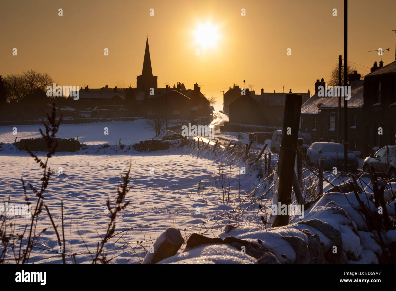 Crich, Derbyshire, UK. 29. Dezember 2014. UK-Wetter: Viele Teile von Derbyshire weiterhin von Schnee und Eis, einschließlich der Derbyshire Dorf Crich betroffen sein. Nachttemperaturen wurden berichtet, die niedrigsten gemessenen bisher in diesem Jahr in vielen Gebieten des Vereinigten Königreichs. Niedrige Temperaturen dürften bis zum Ende des Jahres. Bildnachweis: Mark Richardson/Alamy Live-Nachrichten Stockfoto