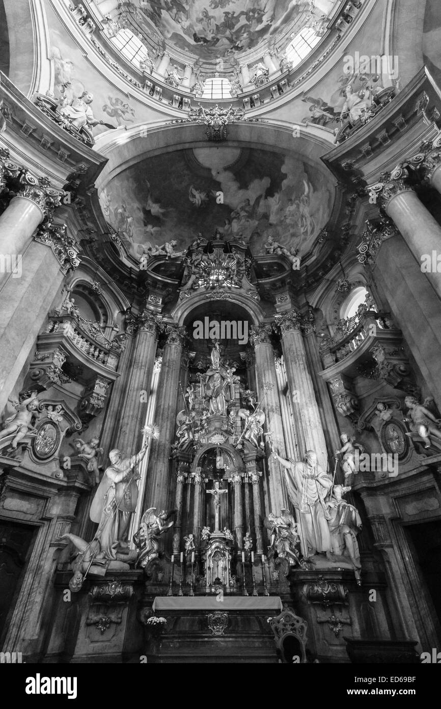 Prag, Tschechische Republik - 19. September 2014: Innere der Kathedrale des Heiligen Nikolaus (Mala Strana). Schwarz / weiß Stockfoto