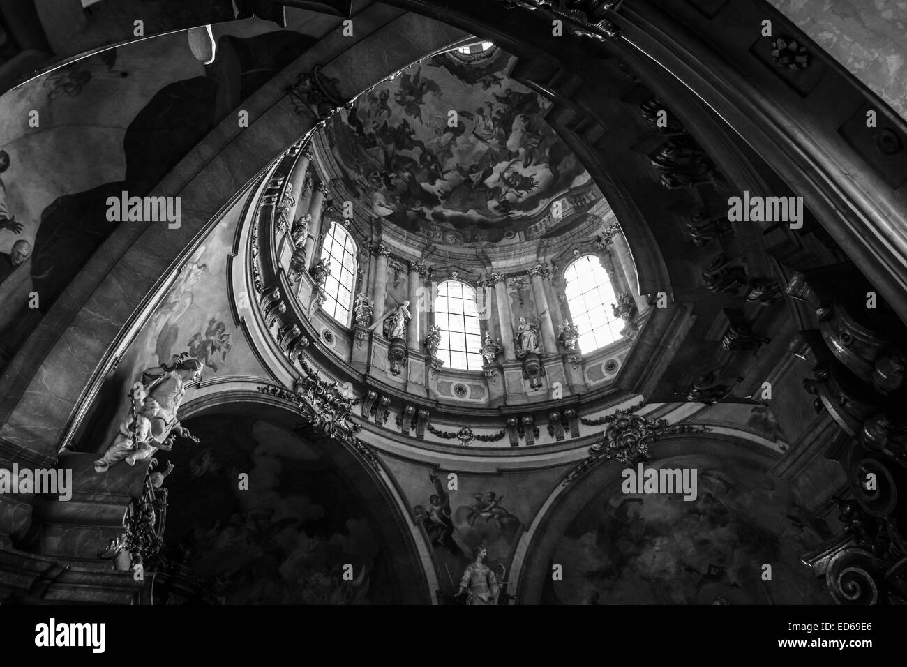 Prag, Tschechische Republik - 19. September 2014: Innere der Kathedrale des Heiligen Nikolaus (Mala Strana). Schwarz und weiß. Stockfoto