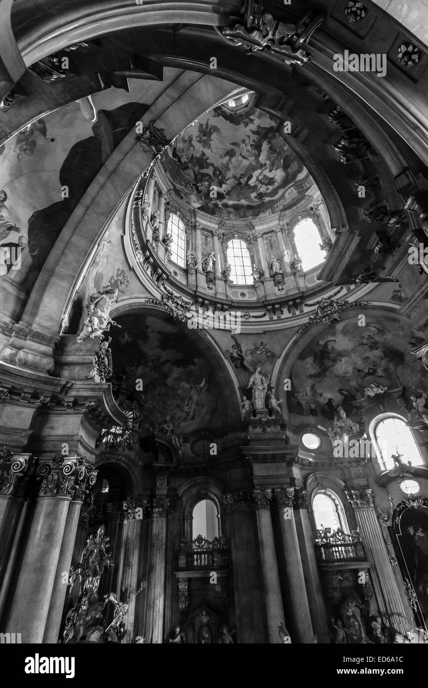 Prag, Tschechische Republik - 19. September 2014: Innere der Kathedrale des Heiligen Nikolaus (Mala Strana). Schwarz und weiß. Stockfoto