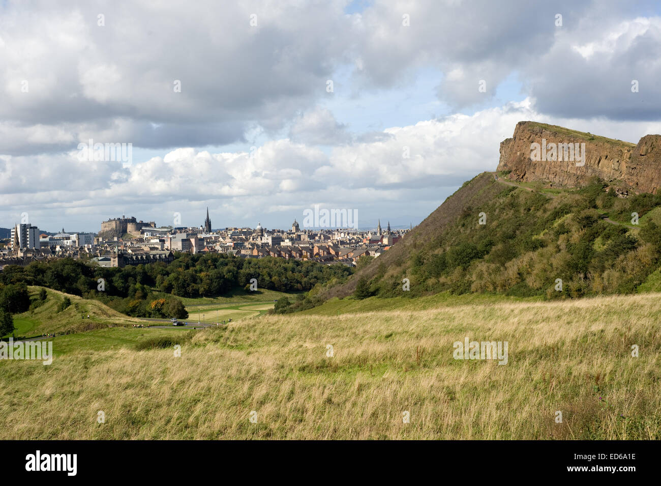 Blick auf Edinburgh Skyline von Klippen Stockfoto
