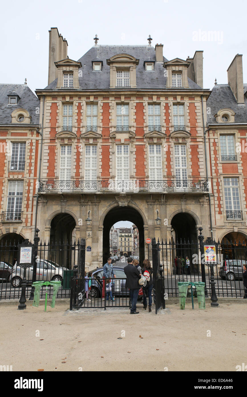 Place des Vosges Ausfahrt Stockfoto