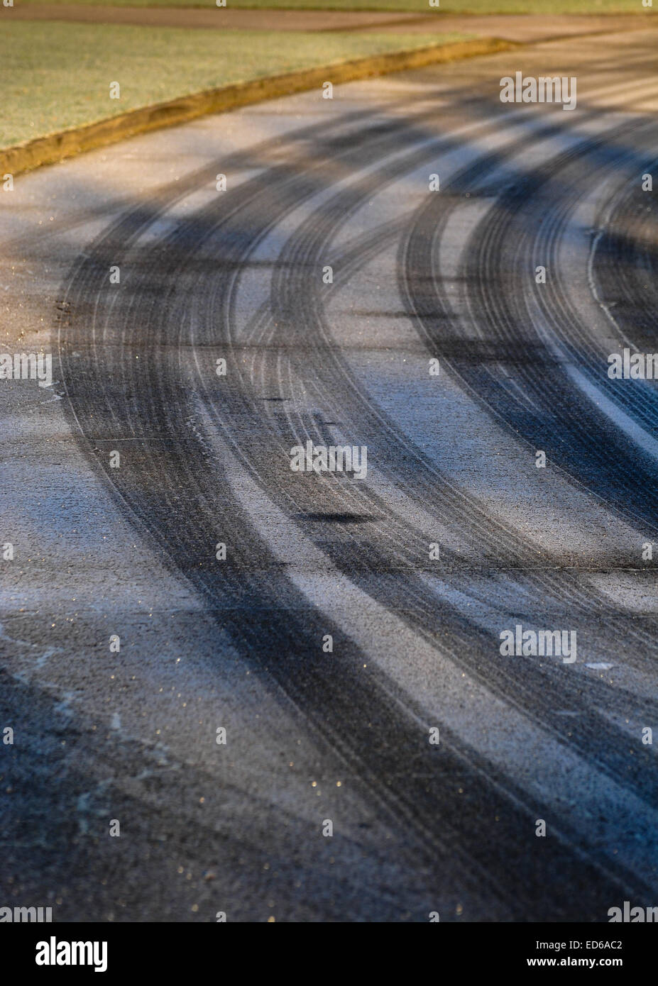 Frostigen Vereiste Fahrbahn Stockfoto