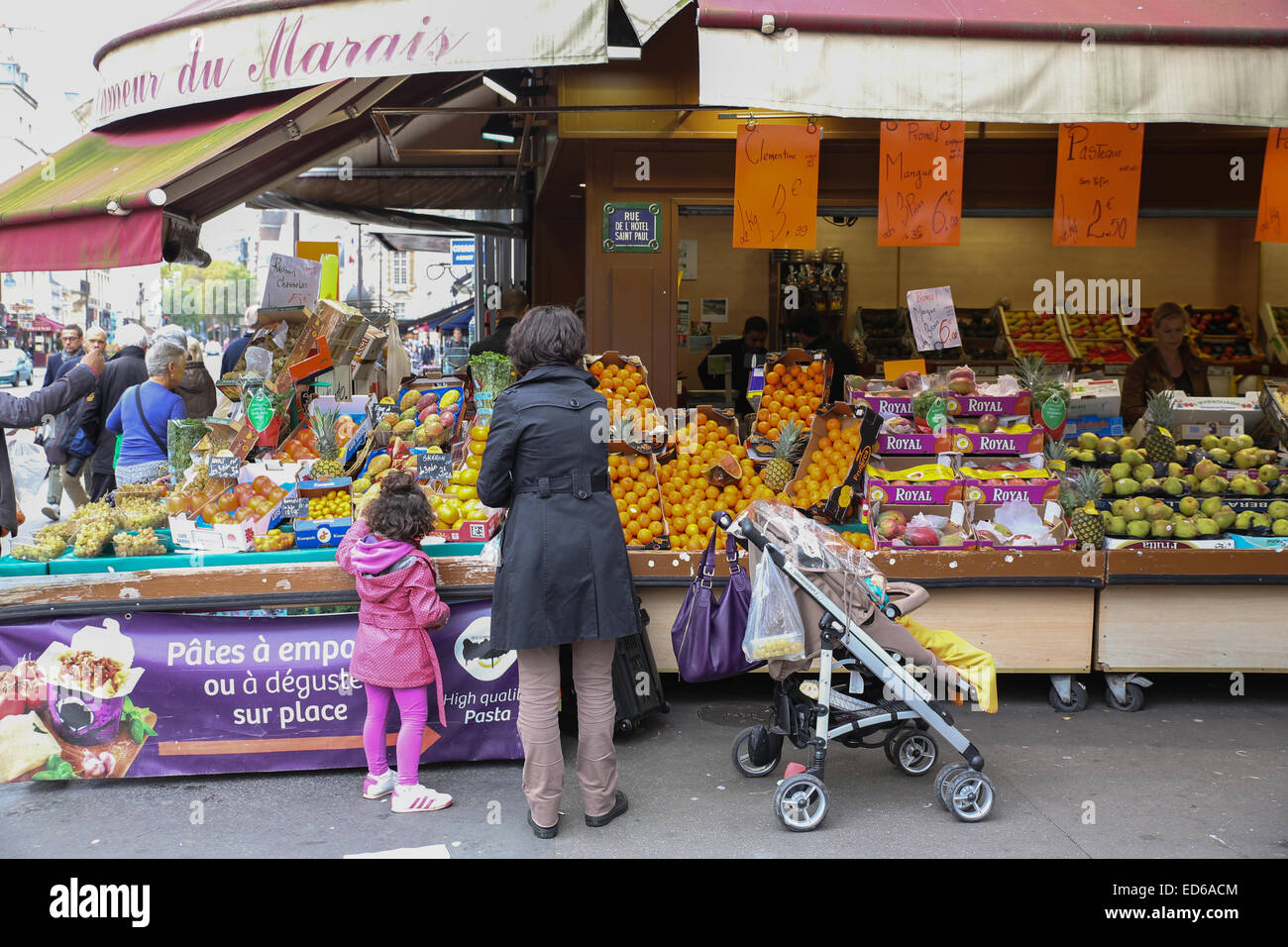 Mutter Tochter Paris Markt Lebensmittel einkaufen Stockfoto