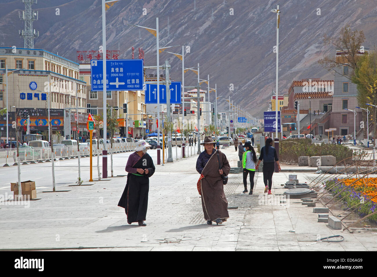 Tibetische Frauen in traditioneller Kleidung tragen zur Verbesserung des Umweltschutzes / Staub Masken in Yushu Stadt, Qinghai Provinz, China Stockfoto