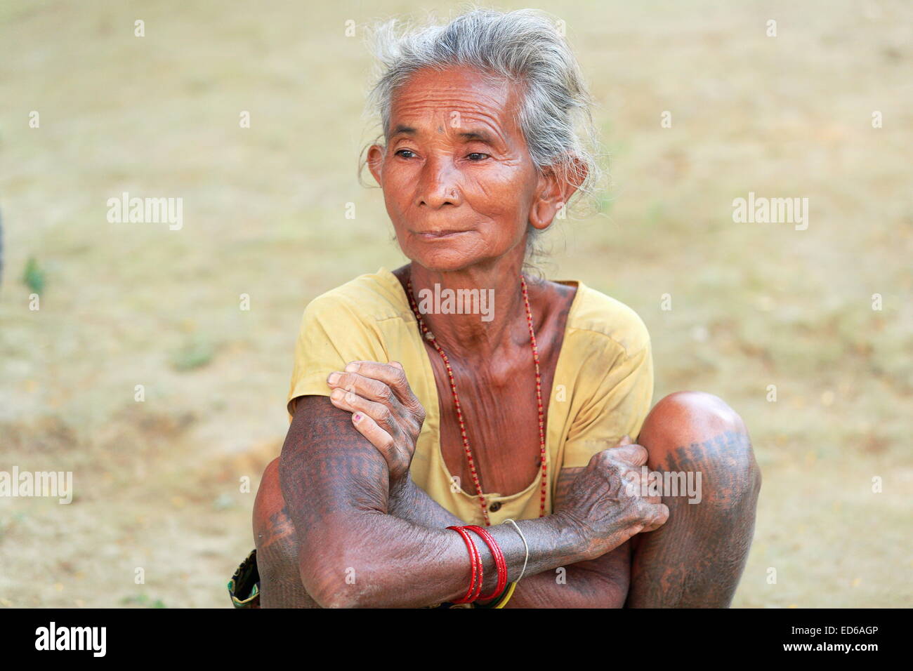 Patihani Nepal 13 Oktober Exponate Alte Frau Der Tharu Menschen Ihre Ethnischen Traditionellen Tattoos Zu Den Touristen Vorbei Stockfotografie Alamy
