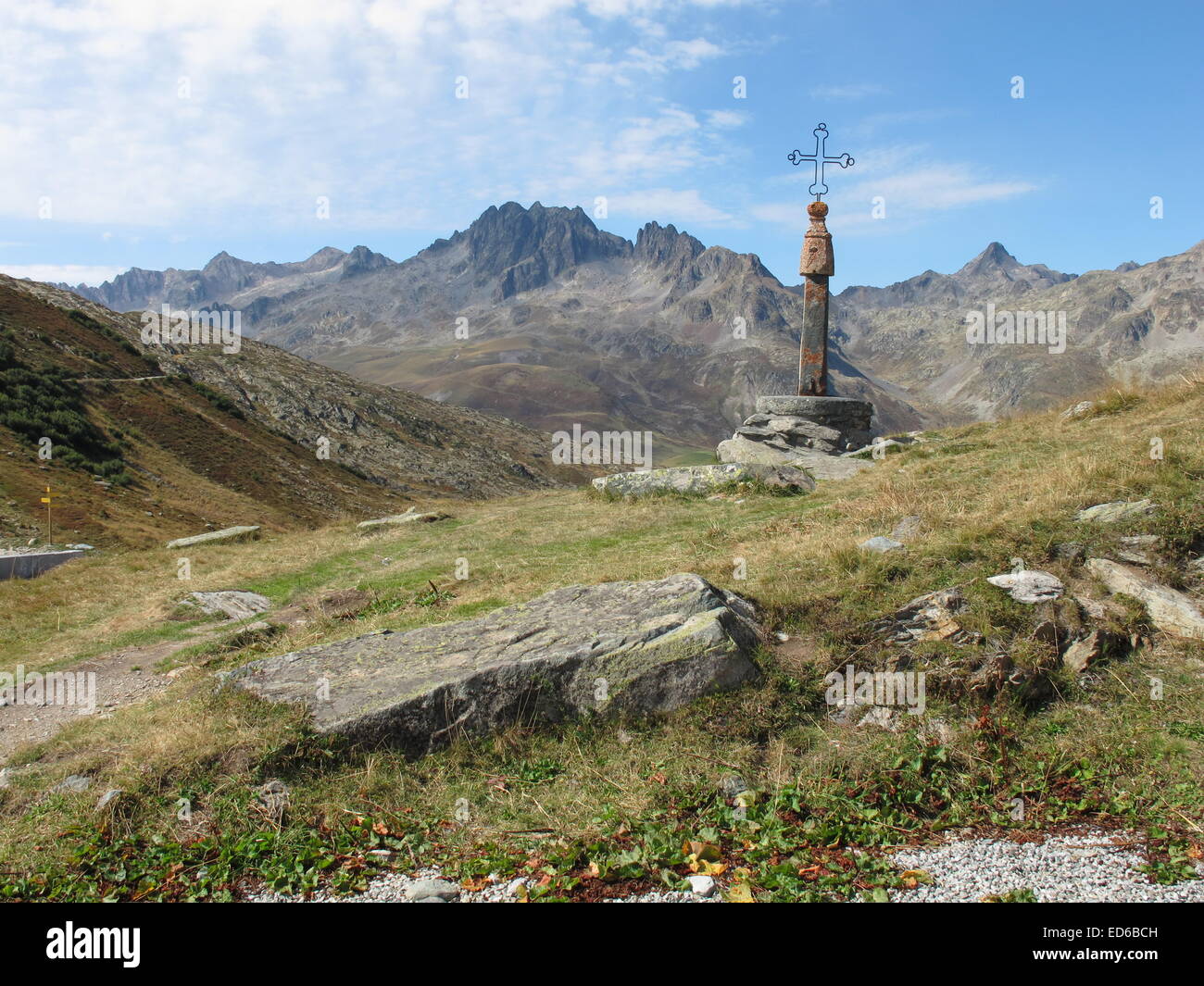 Col De La Croix de Fer mit Blick auf die Aiguilles de l'Argentiere über Saint Sorlin d'Arves in den französischen Alpen Stockfoto