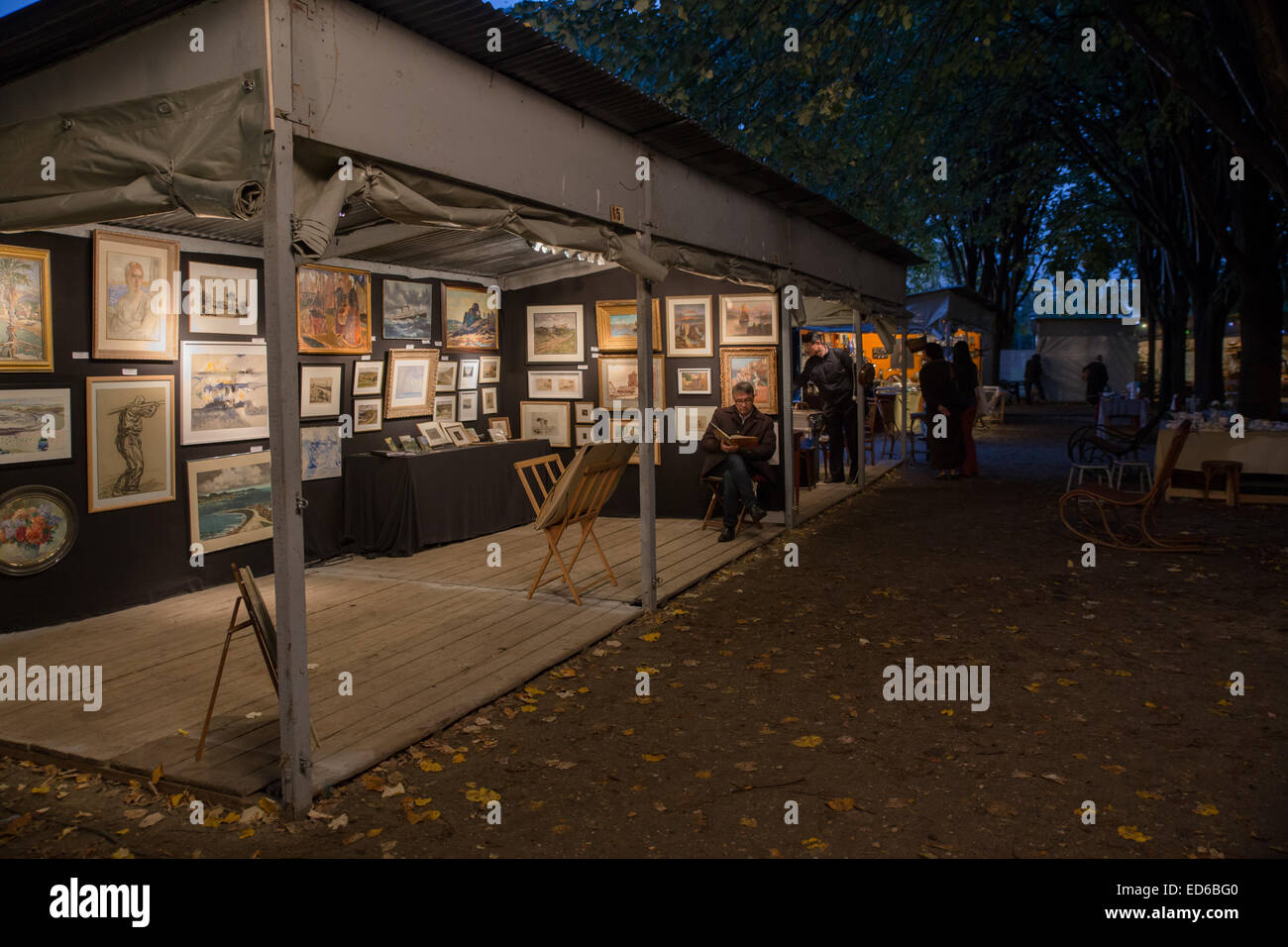 Paris-Kunstwerk Markt outdoor Nacht Stockfoto