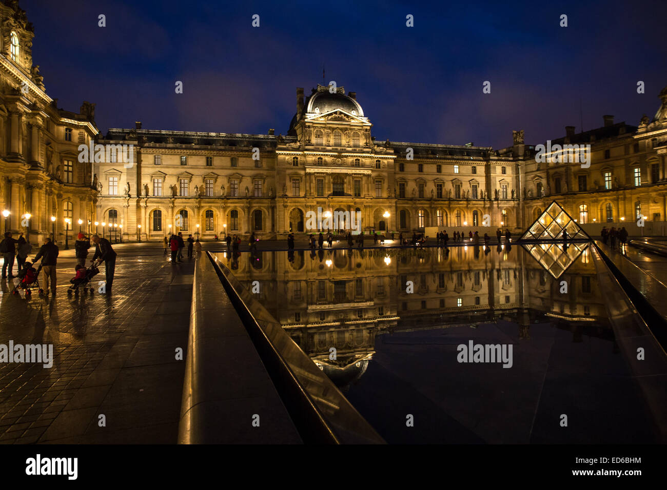 Louvre-Palast in der Nacht in Paris Stockfoto