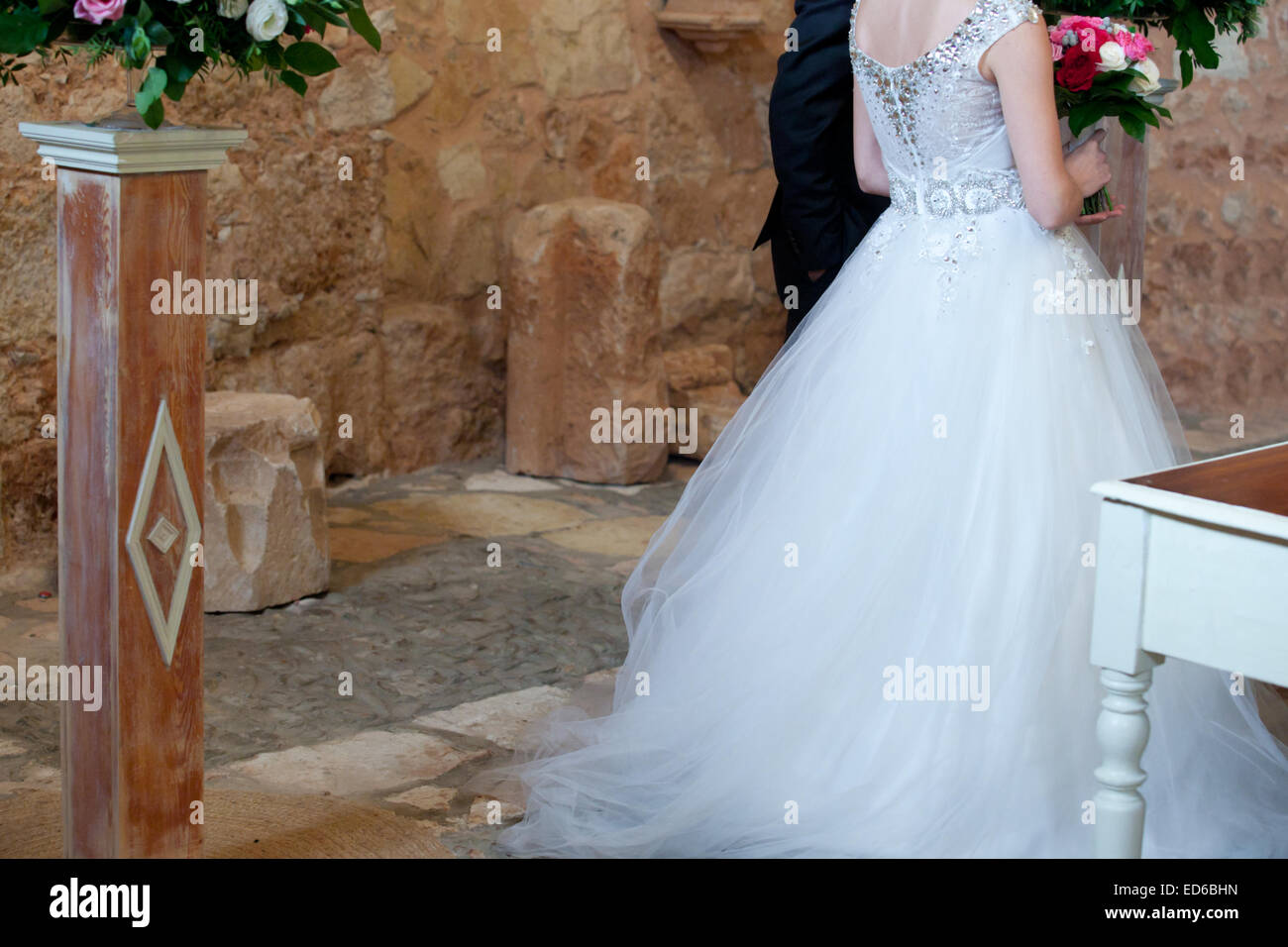 Roten und weißen Blumenstrauß und Dekoration Blumen während der Hochzeitszeremonie Stockfoto