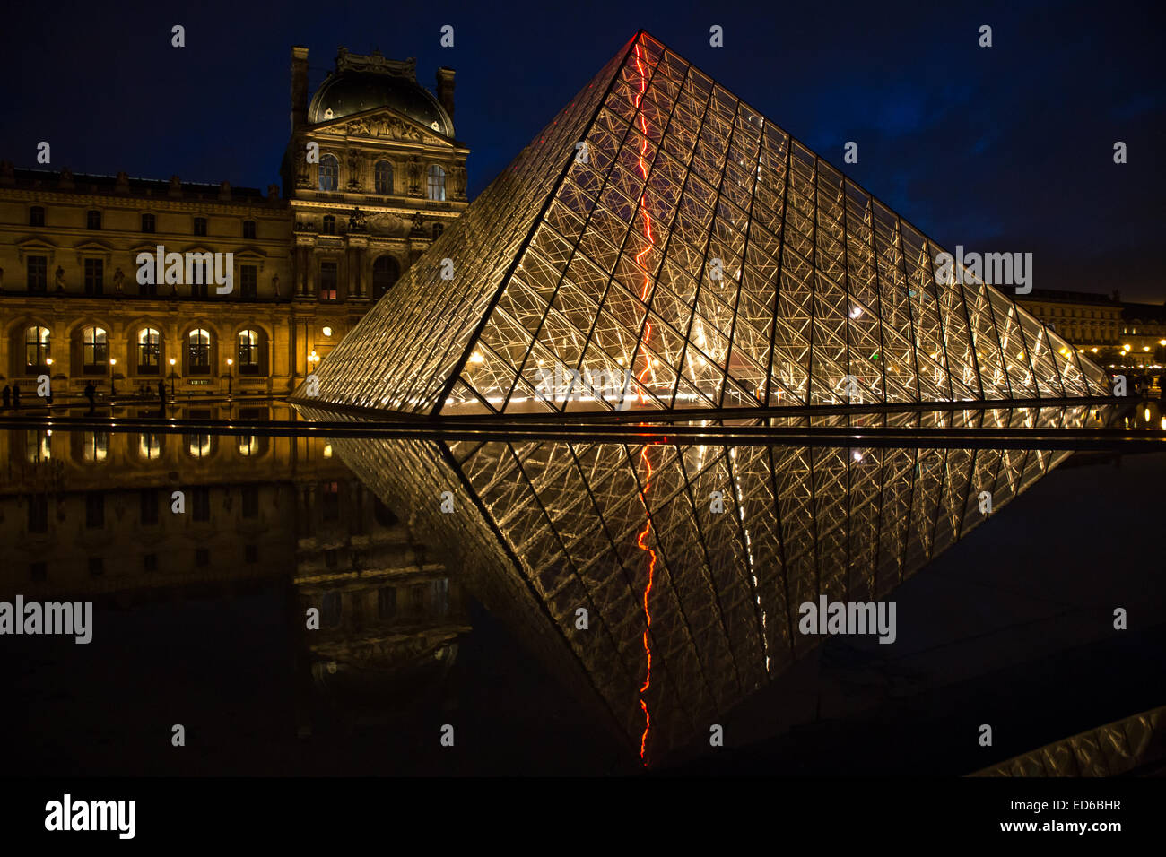 Louvre Pyramide Gebäude Stockfoto